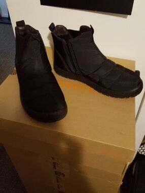 Cool Women's Chelsea Style Quilted Black Ankle Zip Winter Boots Size 9